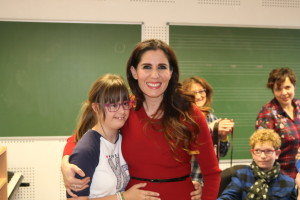 Diana Navarro visitando el aula de musicoterapia de la Escuela Municipal de Música de Valladolid