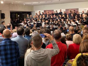 La Banda y los Coros de la Escuela Municipal de Música “Mariano de las Heras” del Ayuntamiento de Valladolid, ofrecerán un concierto de Navidad mañana viernes 21 de diciembre a las 19:30 h en el auditorio del Centro Cívico José Luis Mosquera (Huerta del Rey). En esta actuación de la Banda, bajo la dirección de Ángel Páez, y los coros, bajo la dirección de Natalia Abad y Camino Carrión, se interpretarán 7 temas típicos de estas fechas, contando con la colaboración especial de los alumnos del aula de Musicoterapia en la interpretación de uno de estos temas. El acto será conducido por el director técnico, Francisco Javier Alonso Zarzoso, quien contará con un ayudante para realizar las presentaciones, Daniel Sánchez, un alumno de Saxofón de 10 años de edad. El programa que interpretarán es el siguiente: • Adeste Fideles. (Banda). • Campana sobre Campana. (Banda y Coro de Voces Blancas). • What a Wonderful World. (Banda). • Happy Christmas. (Banda). • Noche de Paz. (Banda y Coros de Niños y Adultos). • Marcha Radetzky. (Banda con la intervención especial del Aula de Musicoterapia). En Navidad. (Banda y Coros: Voces Blancas, Niños y Adultos).